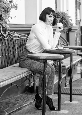 Tatlı konsepti. Kadın çekici zarif esmer tatlı ve kahve kafe teras arka plan keyfini çıkarın. Keyifli zaman ve rahatlama. Lezzetli ve gurme atıştırmalık. Kız kahve ve tatlı ile kafe dinlenmek