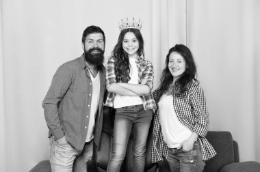 Güzel prenses. Küçük kız babası evde seviyorum. Sakallı erkek ve kadın Prenses kızı ile. Baba, anne ve Prenses çocuk. Aile günü. Çocuk günü. Mutlu bir aile. Kraliyet ailesi