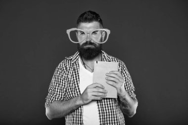 İnek şıkmış. İneklerin kitap tutması üzerine çalış. Ders notları olan üniversite erkek öğrencisi. Süslü gözlük takan kitap manyağı. Parti gözlüklü sakallı adam ders kitabıyla