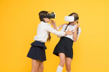 VR teknolojilerini kullanarak. Çocuklar kablosuz sanal gerçeklik gözlüğü takıyor. Gelecekteki eğitim. Okula dönüyorum. Dijital gelecek ve yenilik. Sanal gerçeklik. VR kulaklıklı küçük kızlar. Mutlu çocuklar modern teknoloji kullanır.