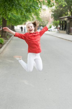 Dinlenmek için tatil zamanı. Olumlu duygular. Küçük kız parkta dinleniyor. Küçük çocuk yürüyüş parkının keyfini çıkar. Hafta sonu tatili. Kaygısız kız çocuğu. Yaz tatili. Duygusal çocuk doğası geçmişi. Çocuk bakımı