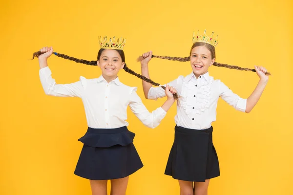 Egoïstisch concept. Koningin van het bal. trots op je jeugd. onderwijssucces. terug naar school. egoïstische kleine meisjes dromen over de toekomst. gelukkige meisjes in uniform en kroon. Grote baas. motivatie om te studeren. kindermode — Stockfoto