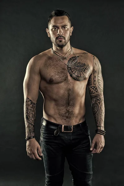 Brutal strict macho with tattoos. Masculinity and brutality. Tattoo culture concept. Tattoo brutal attribute. Man brutal unshaven hispanic appearance tattooed arms. Bearded man show tattooed torso — Stock Photo, Image