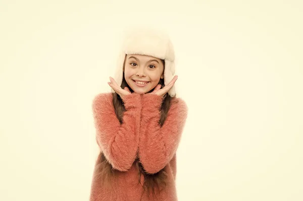 Kid girl use chapéu com abas de orelha fundo branco. Acessório peludo macio. Dicas para cuidar de roupas de pele. O chapéu suave de cabelo longo de criança gosta da maciez. Conceito de moda de inverno. Chapéu quente para o tempo frio — Fotografia de Stock