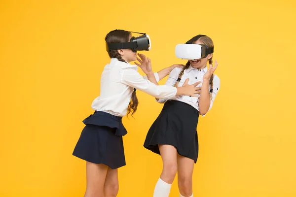 VR technológiát használva. A gyerekek vezeték nélküli VR szemüveget viselnek. jövőbeli oktatás. Vissza az iskolába. Digitális jövő és innováció. virtuális valóság. kislányok a VR fülhallgatóban. A boldog gyerekek modern technológiát használnak — Stock Fotó