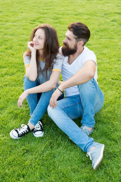 Sevimli bir çift. moda çift birlikte eğleniyor. sevimli kız ve sakallı adam hipster yeşil çim üzerinde. aşık çift. Öğrencilerin hayatı. aile hafta sonu. parkta yaz dinlenmek — Stok fotoğraf