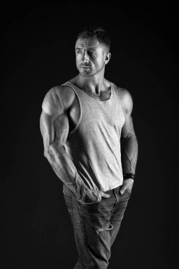 Yelekli seksi adam. kaslı vücut adam. denim tarzı. yaz erkek moda. mükemmel vücut kasları, pazı ve triceps. güçlü adam. Gücü var. Manken. Vücut geliştirme. Güç ve motivasyon