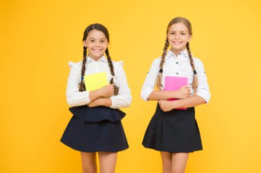 Mutlu kızlar not defteriyle çalışır. Proje birlikte çalışsın. Edebiyat dersi. Okuma ve yazma. Kitaplı küçük kızlar. Okula dönüyorum. Kitapçıda ya da kütüphanede sınıf arkadaşları. ders kitabı çalışıyor