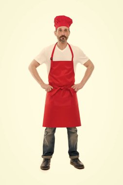 Ev işi, yemek pişirmek ve temizlik içerir. Önlük ve Şef şapkasını sakallı olgun adam. Üst düzey aşçı sakal ve bıyık önlük önlük giyiyor. Kırmızı önlük pişirme olgun şef aşçı. Ev yemekleri
