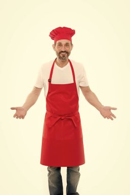 Bir masterchef Im biliyorum. Önlük ve Şef şapkasını sakallı olgun adam. Üst düzey aşçı sakal ve bıyık önlük önlük giyiyor. Kırmızı önlük pişirme olgun şef aşçı. Ev yemekleri