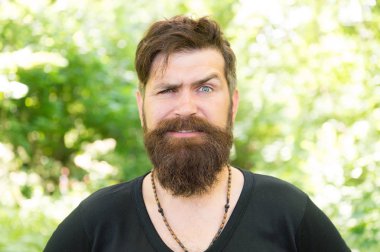 Vahşi doğa. Sakallı hippi parlak bir geçmişi var. Adam yaz ormanında rahatlıyor. Sakallı ve bıyıklı yakışıklı bir yaz tatili. Ormanların gaddarlığı konsepti. Yaz mevsimi konsepti