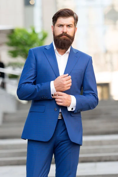 Succès commercial. avocat. homme mûr barbu en costume de mode. la vie moderne. entrepreneur motivé. mode masculine formelle. Style classique esthétique. homme d'affaires mature. Un avocat sérieux. Joueur de poker — Photo