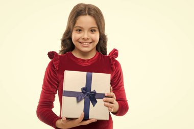 Doğum günü kızı şerit yay ile mevcut taşırlar. Hediye verme sanatı. Doğum dilek listesi. İçinde ne olduğunu. İyi ki doğdun kavramı. Doğum günü hediye kutusu tut kız evlat. Her kız rüya böyle sürpriz hakkında