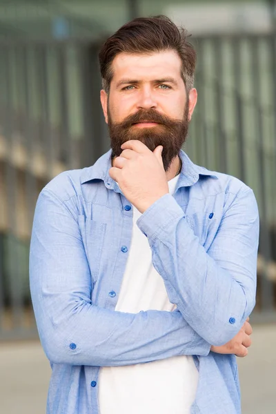 Styling haar tips. Creëer persoonlijke stijl met gezichtshaar. Hipster met stijlvolle baard en snor stedelijke achtergrond. Bearded Man ongeschoren gezicht haar. Kapperszaak en kapper. Mannelijke schoonheid — Stockfoto