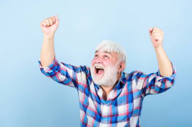 parti zamanı. beyaz peruklu olgun sakallı adam. Saç dökülmesi konsepti. emeklilik dedesi. Sağlık. mutlu yaşlı büyükbaba. berber ve kuaför. erkek modası. gri sakallı kıdemli adam