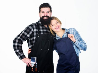 Piknik ve barbekü. Arka bahçebarbekü partisi. Amerikan yemek geleneği. Birlikte yemek pişiriyorum. Aşık bir çift barbeküye hazırlanıyor. Man sakallı adam ve kız barbekü beyaz arka plan için hazır