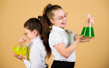 Eğitim kavramı. Büyüleyici bir deney. Temel bilgi. Bilgi günü. Liseli kızlar kimyasal sıvılarla arkadaş. Çocukluk ve yetiştirilme tarzı. Bilgi ve bilgi. Birlikte deneme