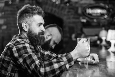 Sakallı adam karanlık çubuğundaki boş zaman harcamak. Acımasız hipster sayaç içki bira bar oturup adam sakallı. Alkol içki söyle. Bar dinlendirici bir yer içki içip rahatlayın. Hipster rahatlatıcı bir bira bar