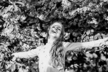 Mutlu bir anı yakalamak. Cilt için doğal kozmetik. kiraz çiçek mutlu kız. Sakura ağacı açıyor. bahar çiçek çiçek küçük kız çocuk. Yaz. Çocukluk güzelliği. çiçek kokusu, alerji