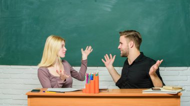 Öğrenciler sınıf tebeşir tahtası arka plan iletişim. Eğitim kavramı. Grup arkadaşları arasındaki iletişim. Dostluk ve ilişkiler. Uzlaşmacı çözüm. Üniversite ilişkileri. Sınıf arkadaşlarıyla ilişkiler