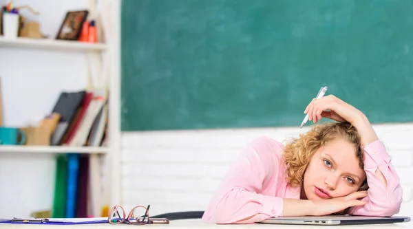 Frau müde in der Schulklasse. Lehrer nach anstrengendem Arbeitstag erschöpft. Schulpädagogin stressiger Beruf. Müder Nachhilfelehrer schläft am Arbeitsplatz ein. Müder Student lehnt am Schreibtisch. Anstrengende Lektion — Stockfoto