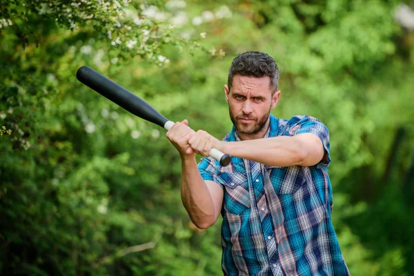 Fuerte temperamento. Concepto de principio. Confiando en su fuerza. Bully chico en la naturaleza con garrote. Energía salvaje. Potencia y fuerza. Siente mi fuerza. hombre unshaven estricta cara hold negro béisbol bat —  Fotos de Stock