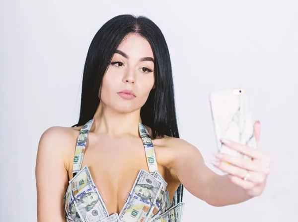 Dinheiro menina em lingerie erótica fazendo selfie. investimento em si mesmo. sucesso empresarial. moda biquíni dólar. Corpo perfeito. comércio de corpo. Negócios ilegais. mulher sexy em maiô de verão. Hora da selfie — Fotografia de Stock