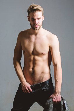 Bizim yaşam spordur. Seksi kas maço. Seksi çıplak gövde adamla altı paketi. Sporcu adam, saç bakım. Kas eğitmen sonra spor. Fitness diyet. Arzu ve günaha. Erkek moda ve güzellik