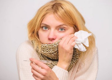 Sıcaklığı ölçmek. Ateş kavram. Ateş Telafiler kır. Sıcaklık grip belirtileri. Kadın ateş yüzünden kötü hissediyorum. İlaç için ateş gerekir. Kız eşarp tutun termometre ve doku yakın çekim