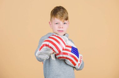 nakavt yumruklama. Çocukluk aktivitesi. küçük çocuk boksör egzersiz. Spor başarısı. Fitness rejimine güveniyor. enerji sağlığı. ABD bağımsızlık günü. Boks eldivenmutlu çocuk sporcu