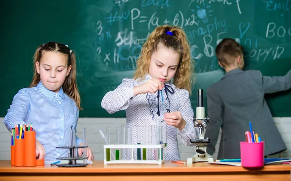 Okul kızları okuyor. Biyolojik molekülleri keşfedin. Geleceğin teknolojisi ve bilim konsepti. Mikroskop ve test tüpleri ile sınıfta çocuklar. Çocuklar biyoloji veya kimya okulu okuyor. Okul eğitimi — Stok fotoğraf