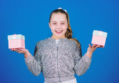 Bonus seçin. Özel her gün olur. Hediye kutuları mavi arka planlı kız. Kara Cuma. Alışveriş günü. Sevimli çocuk hediye kutuları taşır. Sürpriz hediye kutusu. Doğum günü dilek listesi. Mutluluk dünyası