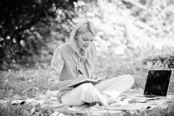 Conviértete en freelancer exitoso. La mujer de negocios freelance trabaja al aire libre. Concepto de carrera independiente. Guía de inicio de carrera freelance. Gestionar negocios al aire libre. Mujer con portátil sentarse prado de hierba —  Fotos de Stock