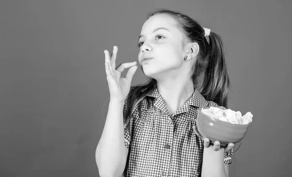 Menina esfomeada. Dieta e calorias. Conceito dos dentes doces. pequena criança faminta feliz amor doces e guloseimas. Marshmallow. Loja de doces. Alimentação saudável e cuidados dentários. Menina pequena comer marshmallow — Fotografia de Stock