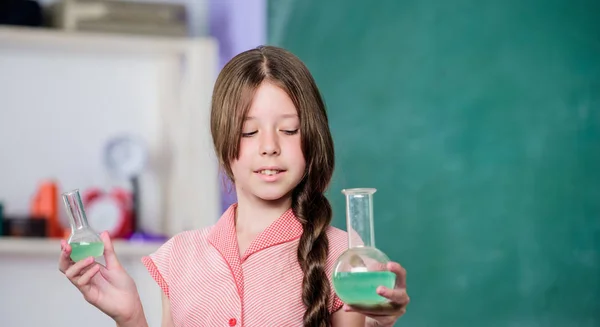 Tudós a munkahelyen. vissza az iskolába. biológia oktatás. lány a kémia osztályban a vizsgálati csővel. tudományos lecke. iskolai laboratórium. kis lány tanuló kémiai lombik. Használjon új technológiát — Stock Fotó