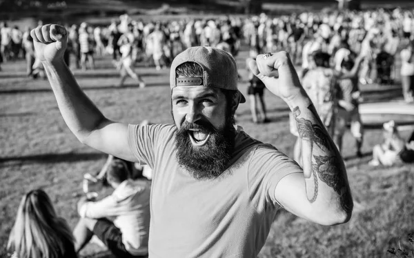 Feliz vencedor. Homem barbudo feliz gritando e fazendo gesto vencedor no dia de verão. Um tipo emocional com bigode e barba na cara feliz. Hipster brutal com emoções felizes vestindo boné de beisebol elegante — Fotografia de Stock