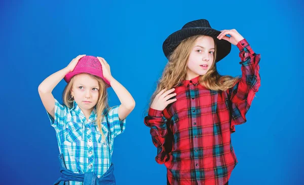 Bonito atuendo de moda. Feliz infancia. Concepto de moda infantil. Mira nuestro estilo de moda. Tendencia de moda. Las niñas niños usan sombreros de moda. Pequeña fashionista. Siguiendo hermana en todo —  Fotos de Stock