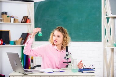 Moleküler modifikasyonları araştırın. Dizüstü bilgisayarı ve mikroskobu olan öğrenci kız. Okul öğretmeni her gün çalışmaya devam ediyor. Okula geri dön. Okul laboratuarı. Eğitim için ekipman. Mikrobiyoloji çalışması