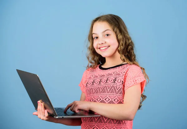 Poner en marcha el negocio. desarrollo infantil en la era digital. Juega a navegar por Internet. compras en línea. proyecto escolar. niña feliz con cuaderno. educación en el hogar. pr-especialista —  Fotos de Stock