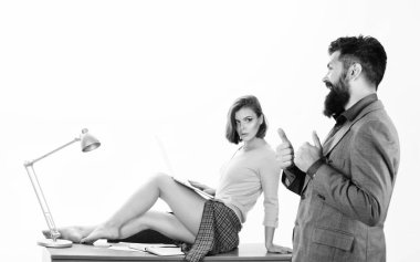 Ona vermek ups başparmak. Yönetici Koç el her zamanki gibi arka planda çalışan seksi kadın için. Akıllı kariyer Koç ve güzel Sekreteri ofiste. Akıllı göz ve sexi çalışan ile iş coach