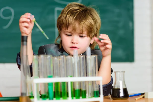 Análise química. Conceito científico. Wunderkind a fazer experiências com química. Menino usar tubos de teste microscópio sala de aula da escola de química. O miúdo estuda química. Biotecnologia e farmácia. Aluno génio — Fotografia de Stock