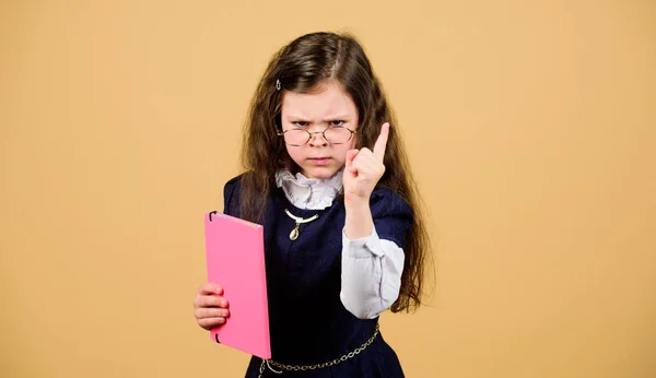 Étude de gamin. Stressant jour d'école. L'éducation ce qui reste après avoir oublié ce qu'on a appris l'école. Je retourne à l'école. Journée du savoir. J'ai envie d'étudier. Le stress scolaire provoque l'anxiété — Photo