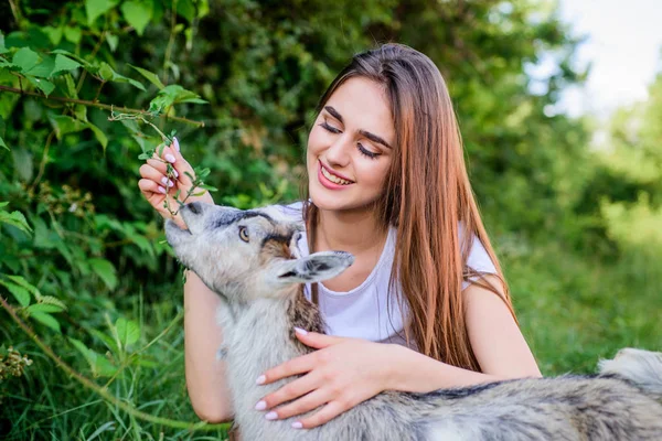 Nazdar mazlíčci. žena veterinářka koza. zemědělský a zemědělský koncept. Zvířata jsou naši přátelé. šťastná dívka miluje kozu. vesnický víkend. letní den. Milovat a ochraňovat zvířata. kontaktní zoo. veterinární lékař jehněčí Kozel — Stock fotografie