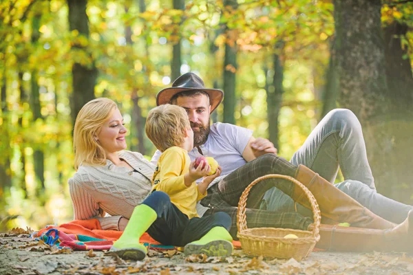 Clima soleado. Comida saludable. Un picnic familiar. Madre, el padre vaquero ama a su hijo pequeño. Hijo feliz con los padres relajarse en el bosque de otoño. Humor de primavera. Feliz día de familia. Disfrutando de una comida sabrosa — Foto de Stock