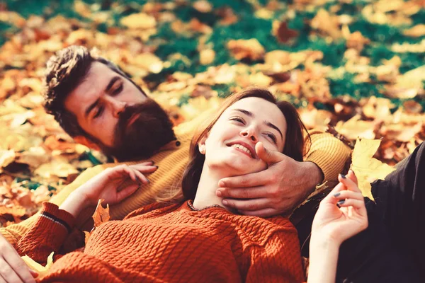 Uomo e donna con facce felici su erba e foglie — Foto Stock