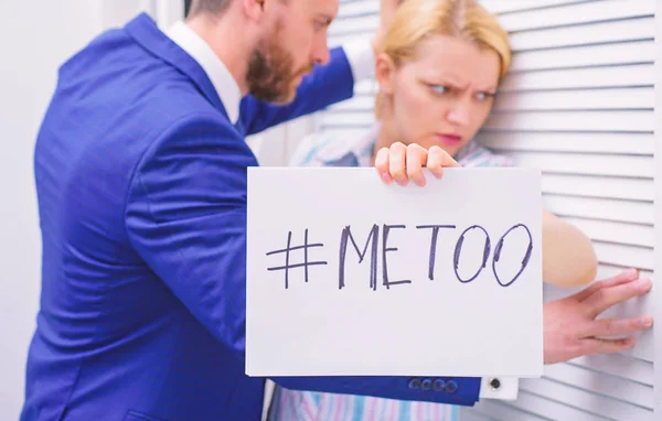 Seksuele intimidatie tussen collega's en flirten in office. Pesten werkplekconcept. Me ook sociale beweging. metoo als een nieuwe beweging. — Stockfoto