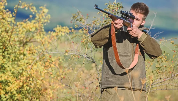 Skäggiga jägare tillbringar fritid jakt. Jaktutrustning för proffs. Jakt är brutal maskulin hobby. Man siktar mål natur bakgrund. Färdigheter. Hunter Hold gevär. Jakttillstånd — Stockfoto