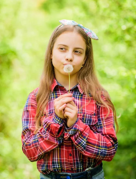 Maskros är vacker och full av symbolik. Sommaren är här. Sommarträdgård blomma. Flicka tonåring klädd land rustik stil rutig skjorta natur bakgrund. Göra en önskan. Firar sommarens återkomst — Stockfoto