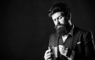 Her zaman benimle. Alkol için düz metal şişe. Adam metal şişetutuyor. Cheers kavramı. Adam sakallı hipster alkol için metal şişesi tutun zarif takım elbise giymek. Alkol içeceği. Seninle alkol iç.