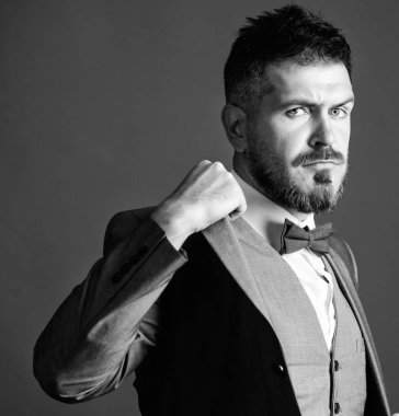 Kendine güvenen ve istihbarat. yay kravat sakal ile işadamı. Aesthete. şık sanat yönetmeni. Modern hayatta iş. Olgun illüzyonist. Düğün için hazır gelin damat. resmi takım elbiseli sakallı adam